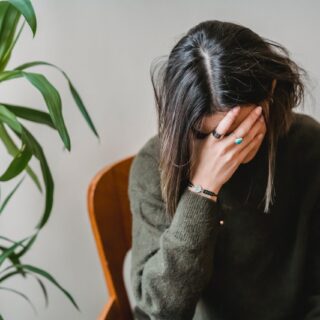 Відчуття тривоги без причини: звідки береться й що з цим робити? - превью